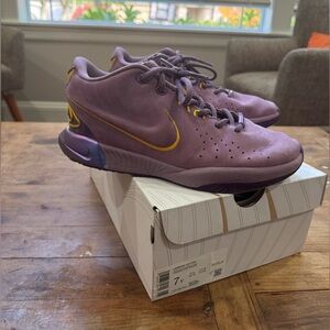 Boys basketball shoes - LEBRON XXI size 7
